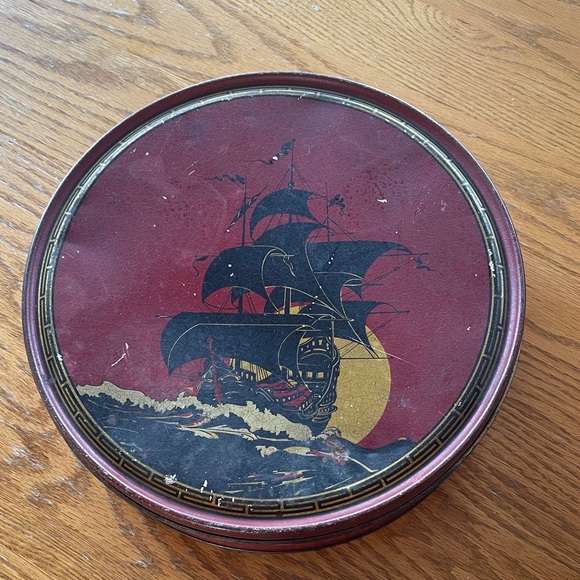 Other - Vintage Ship Design Round Tin 🌺